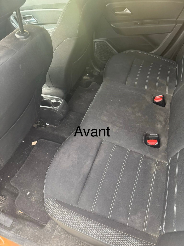 Banquette arrière sale avec taches et miettes